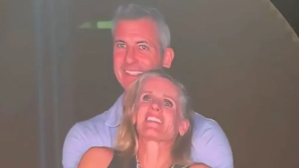 Nevěrný ředitel Astronomeru z virálního klipu končí, manželka si smazala příjmení