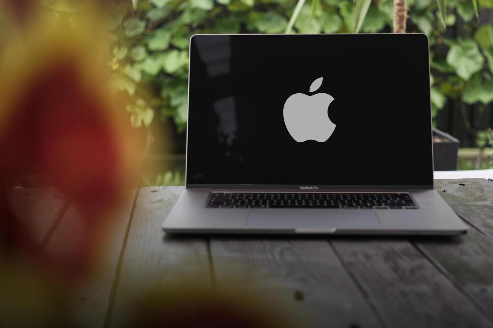 Apple mění názor? Podzimní MacBook Pro dostane dotykový OLED displej