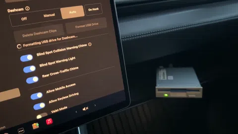 Inženýr zprovoznil v elektromobilu Tesla starou disketovou mechaniku