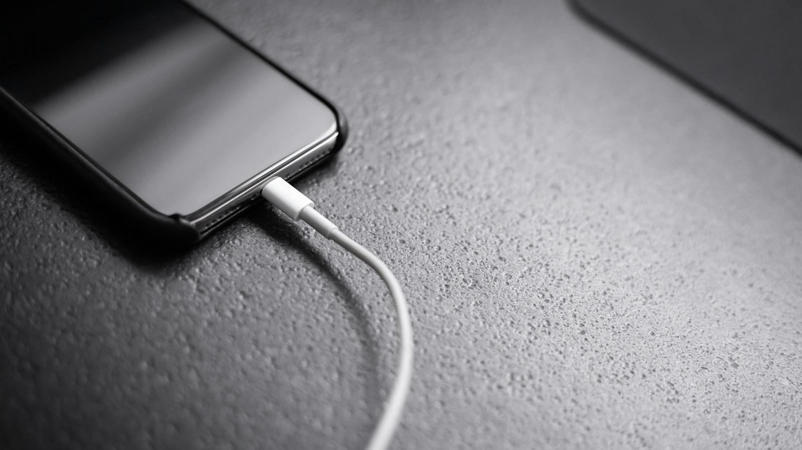 Trend šetření pokračuje: Telefony přijdou o USB kabely v balení