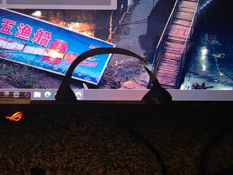 Prémiové OLED monitory Asus dochází zákazníkům s prasklým panelem